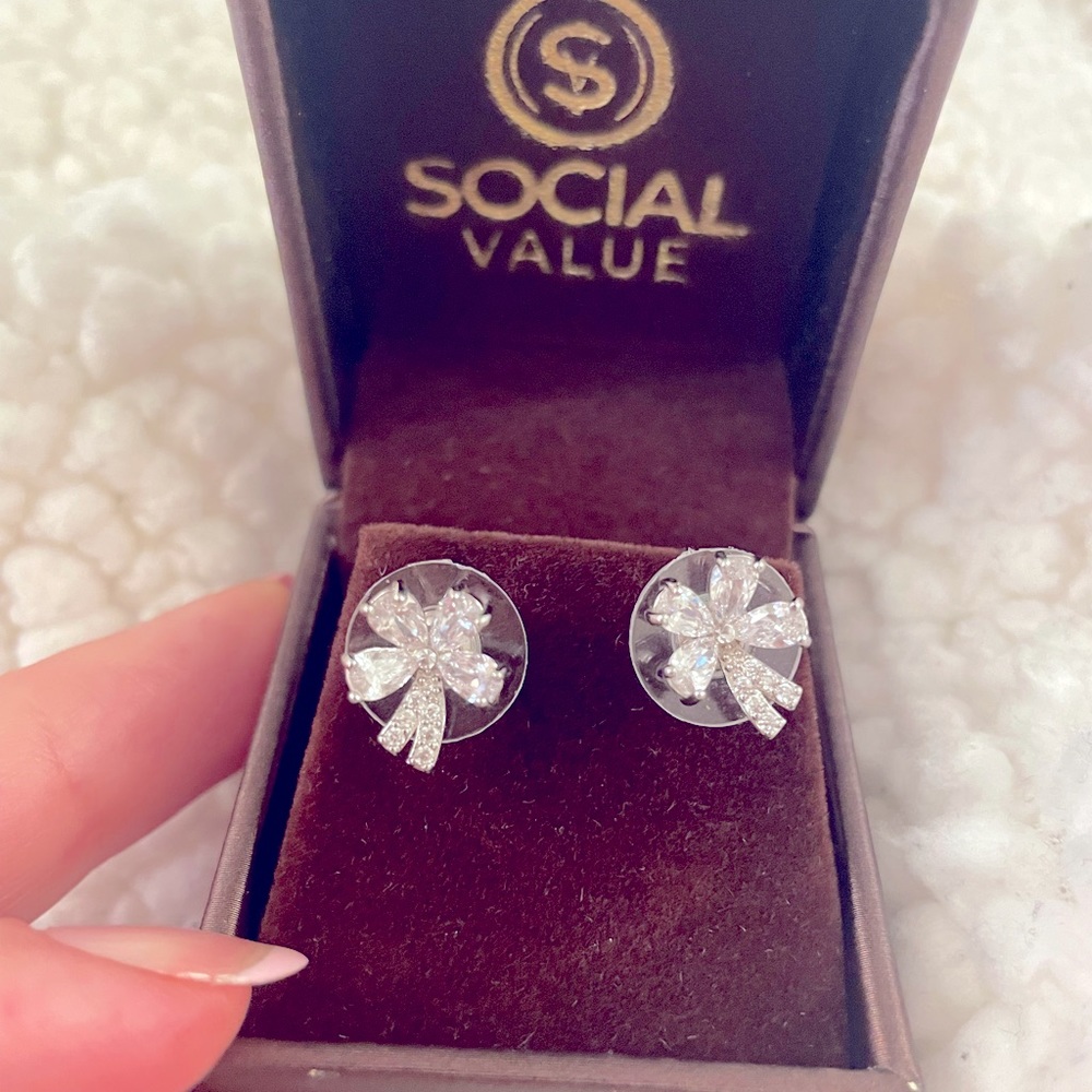 Pear cluster studs. cz stones with gold plating.